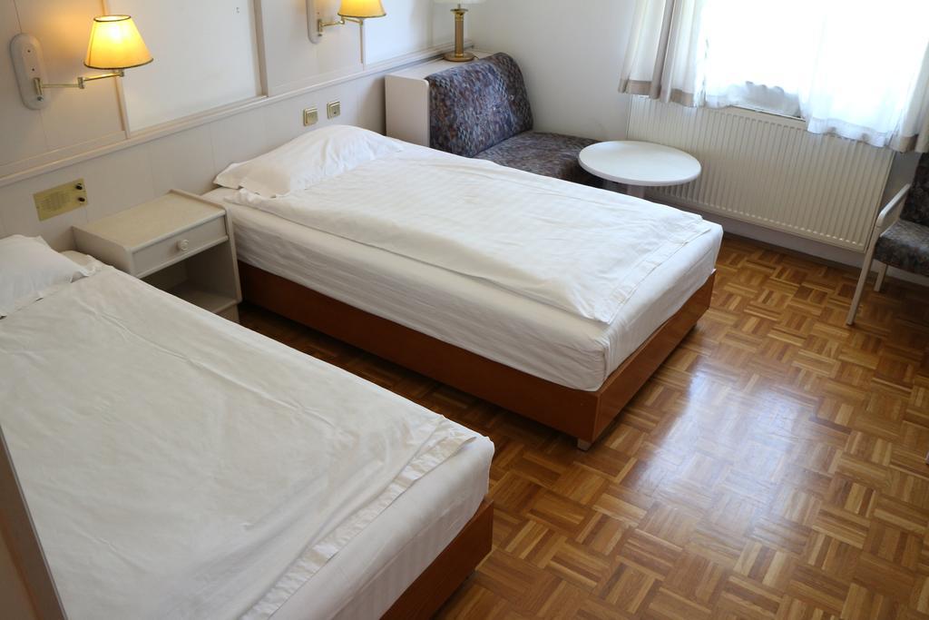 Hotel Wasserpalast - Breakfast For Free!!! Graz Room photo